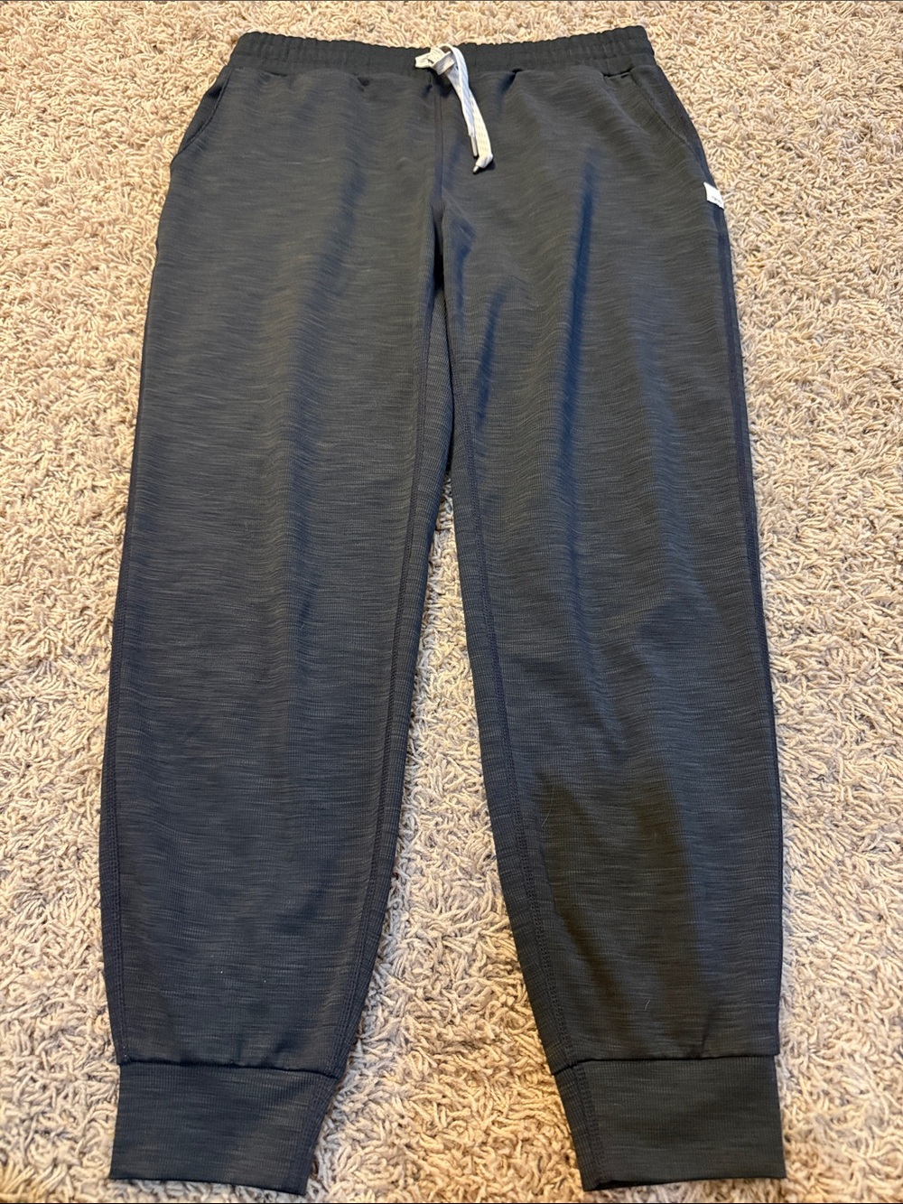 Vuori Lux Performance/Weekend Jogger Size Small in Heathered Black